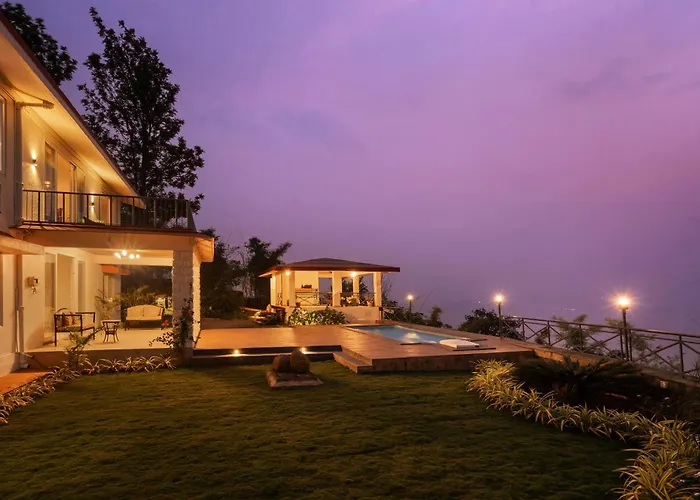 Saffronstays Blue Infinitum Lakeview, Pawna